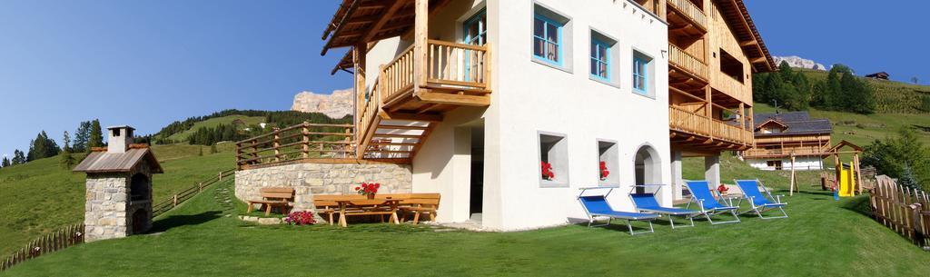Apartments Serghela San Cassiano  Bagian luar foto
